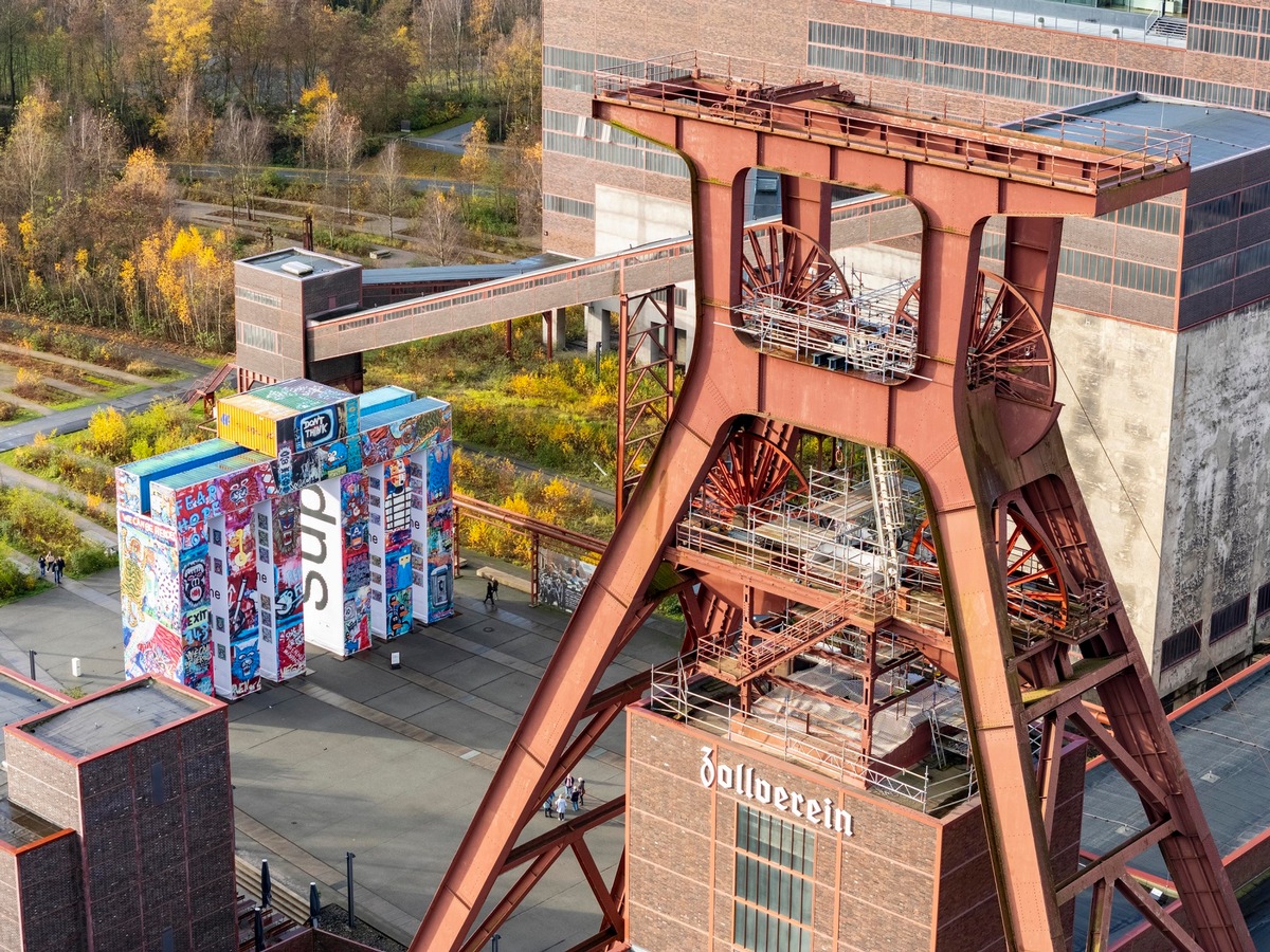 Ein Zeichen der Demokratie auf dem UNESCO-Welterbe Zollverein / Global Gate mit 2.000 Quadratmetern Kunst