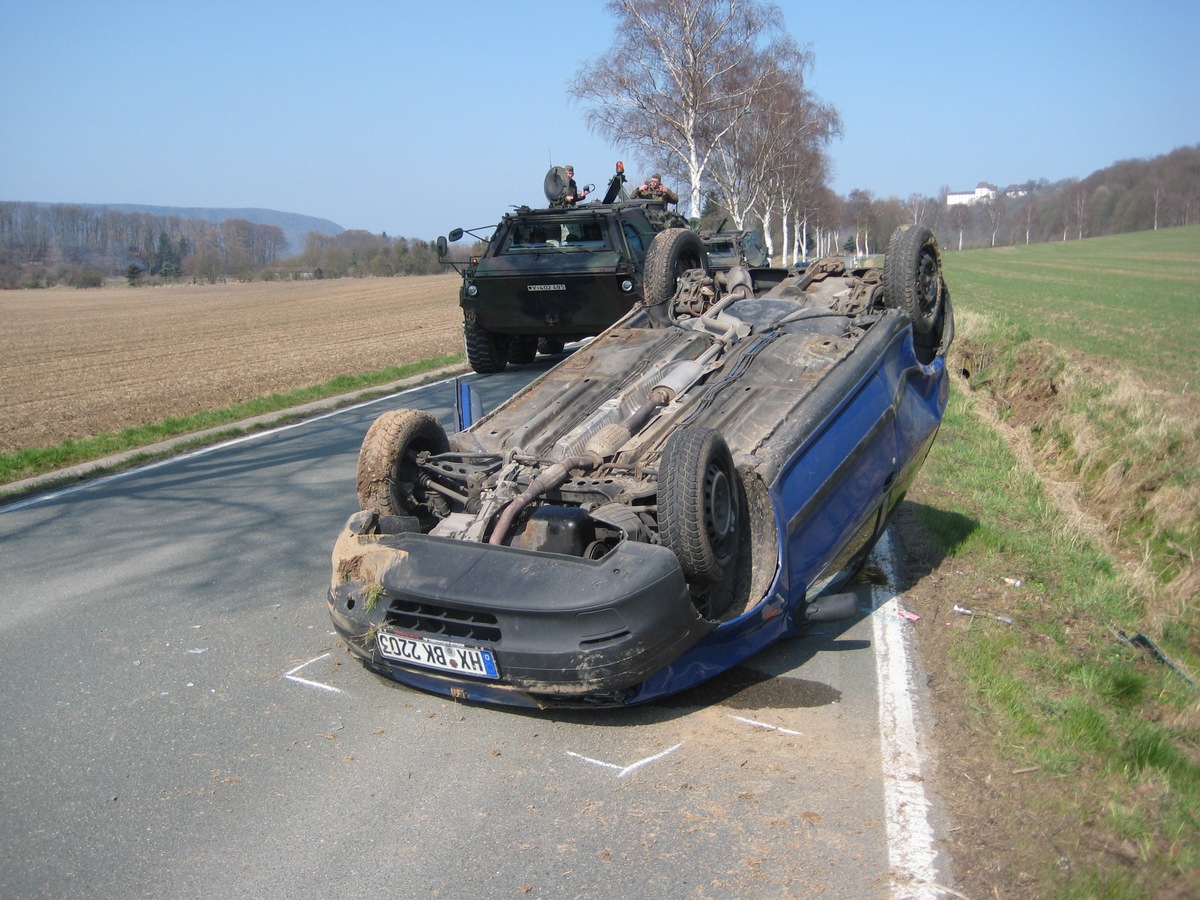 POL-HOL: Landesstraße 550-Gemarkung Fürstenberg: Radpanzer überholt - Mit PKW überschlagen - 24jährige Fahrerin glücklicherweise nur leicht verletzt -