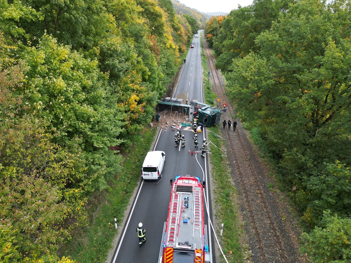 POL-SO: Warstein-Belecke - Alleinunfall - Sattelzug liegt quer auf der Bundesstraße