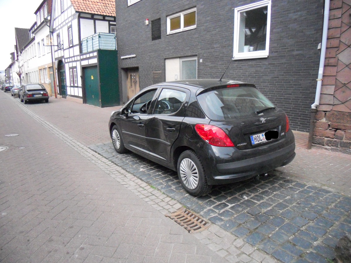 POL-HOL: Holzminden - Hintere Straße: Geparkten PKW angefahren und geflüchtet - Ca. 4.000,-- EUR Schaden -