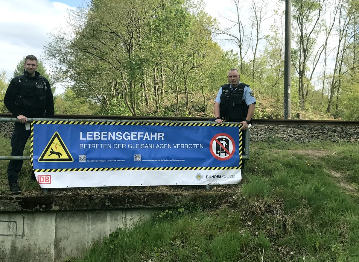 BPOL-BadBentheim: Bundespolizei warnt mit Banner / Vermehrt Steine und Äste auf den Gleisen