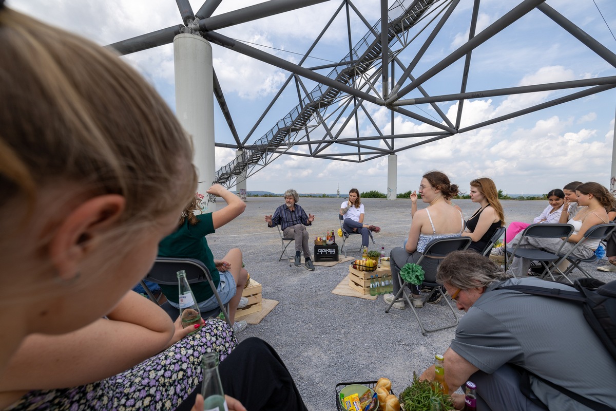 Drei Schulklassen gewinnen den Ideenwettbewerb &quot;Ruhr Natur&quot; der Brost-Stiftung / Projektpate Reinhold Messner besteigt mit einer der drei Gewinnerklassen die Halde an der Beckstraße in Bottrop