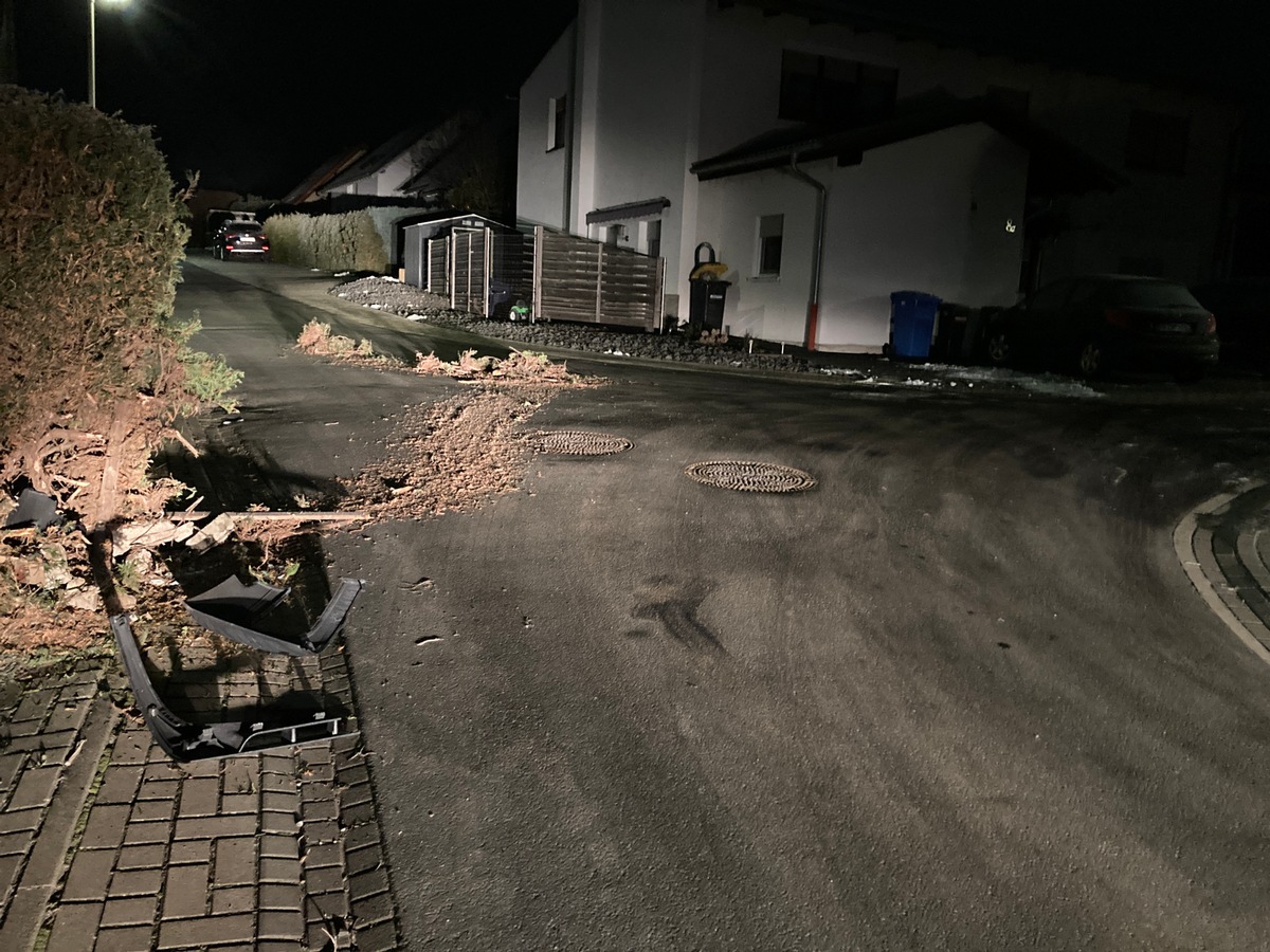 POL-GI: Mit Hecke kollidiert und Teile verloren + Roller geklaut