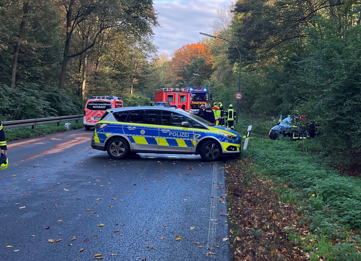 FW-GE: Verkehrsunfall mit eingeklemmter Person in Gelsenkirchen Buer