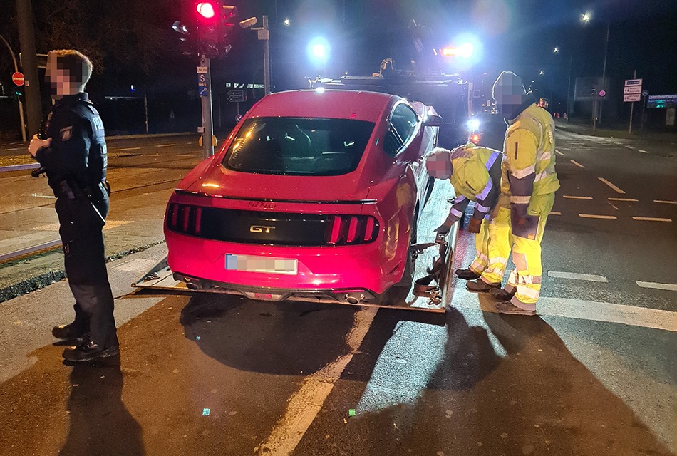 POL-DU: Hamborn: Polizei stoppt Autorennen - Mustang und Touareg am Abschlepphaken