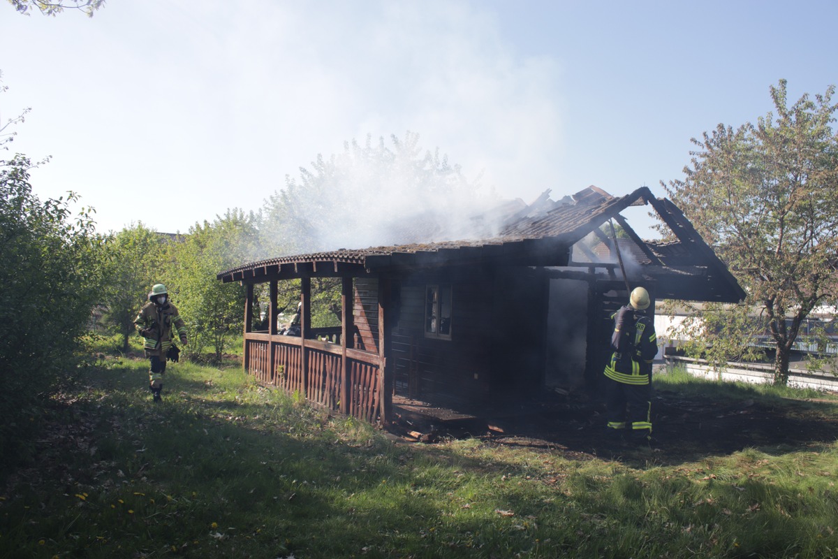 POL-HX: Gartenhütte in Steinheim in Flammen