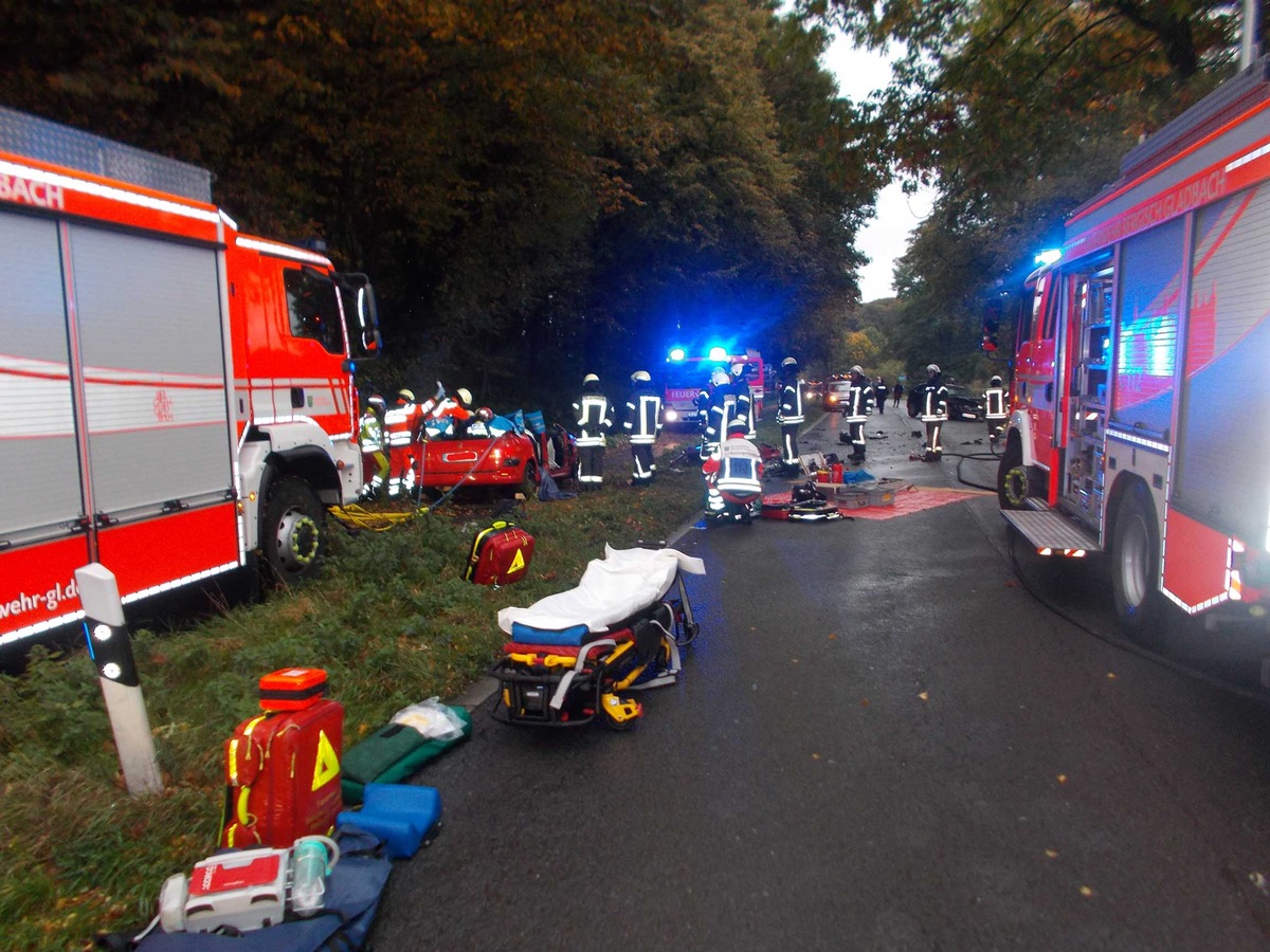 FW-GL: Schwerer Verkehrsunfall mit eingeklemmter Person im Stadtteil Hebborn von Bergisch Gladbach