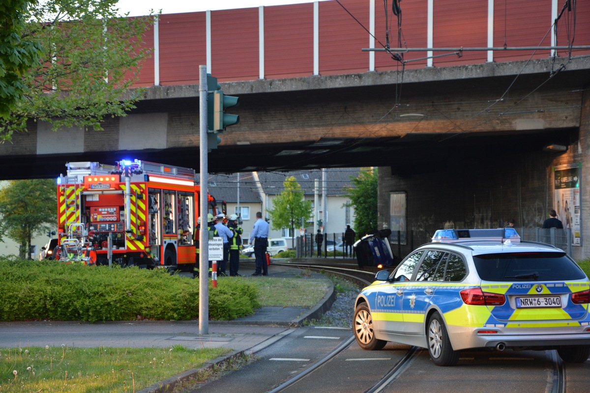 FW-MH: Auto überschlägt sich. Fahrer verletzt. #fwmh