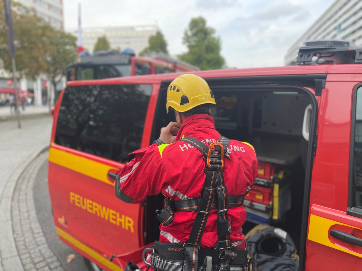 FW Dresden: Rettung einer Person aus exponierter Lage