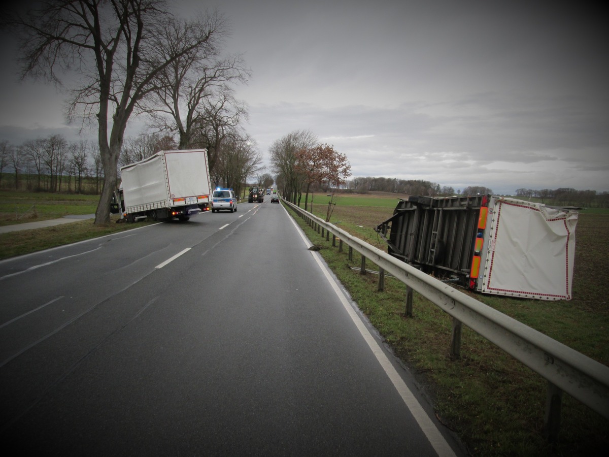 POL-LG: ++ wenige Einsätze in Folge des Sturms ++ räuberische Erpressung - Angestellte von Bowling-Center ausgeraubt ++ drei Leichtverletzte nach Verkehrsunfall ++ mit Wasserwaage geschlagen ++