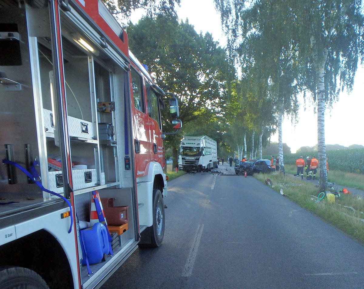 POL-ROW: ++ 29-jähriger Autofahrer stirbt bei Zusammenstoß mit Viehtransporter ++