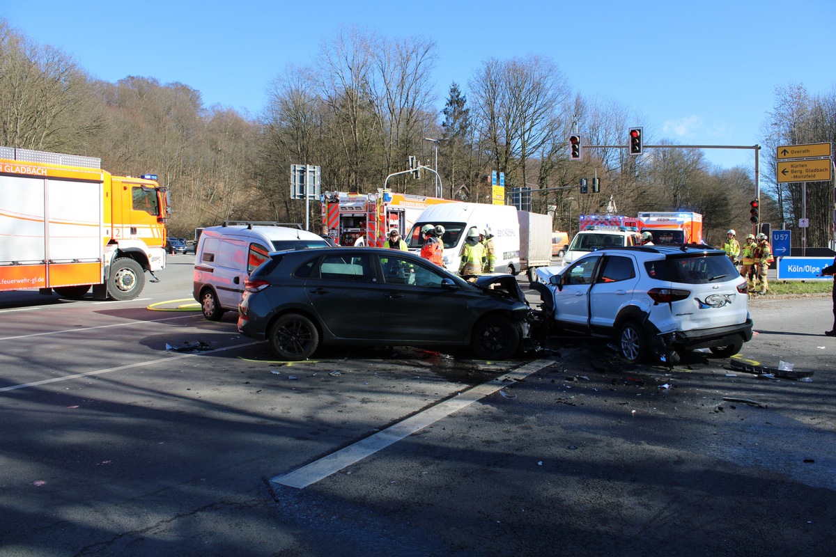 POL-RBK: Bergisch Gladbach - Verkehrsunfall im Kreuzungsbereich mit 4 Verletzten - Gemeinsame Mitteilung Polizei Rhein-Berg und Feuerwehr Bergisch Gladbach