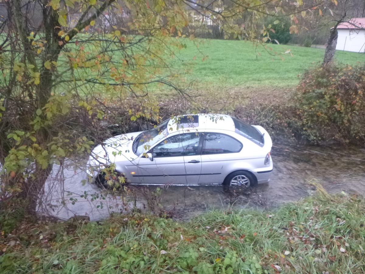 POL-FR: Gutach: Auto landet im Bach