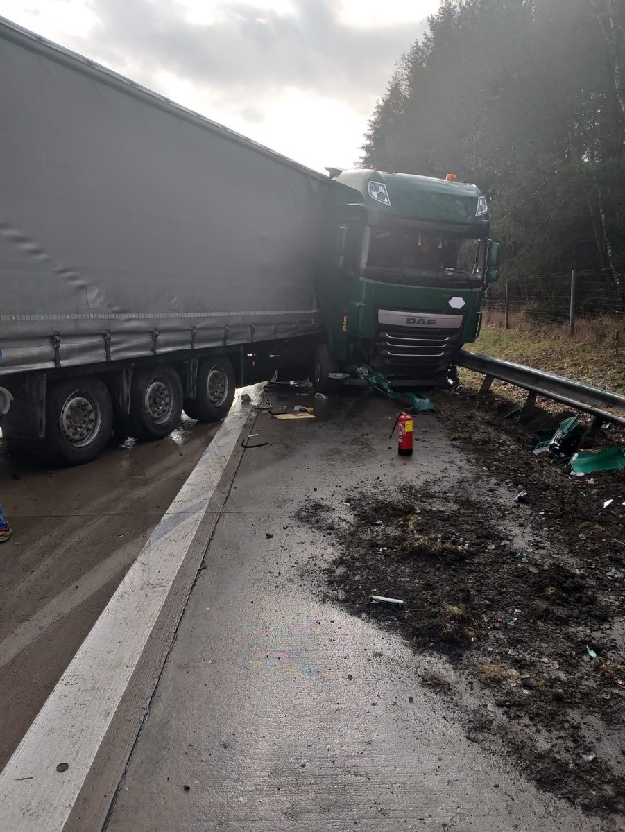 POL-WL: Lkw verkeilte sich in Seitenschutzplanke ++ Hanstedt - LKW von Sturmböen erfasst