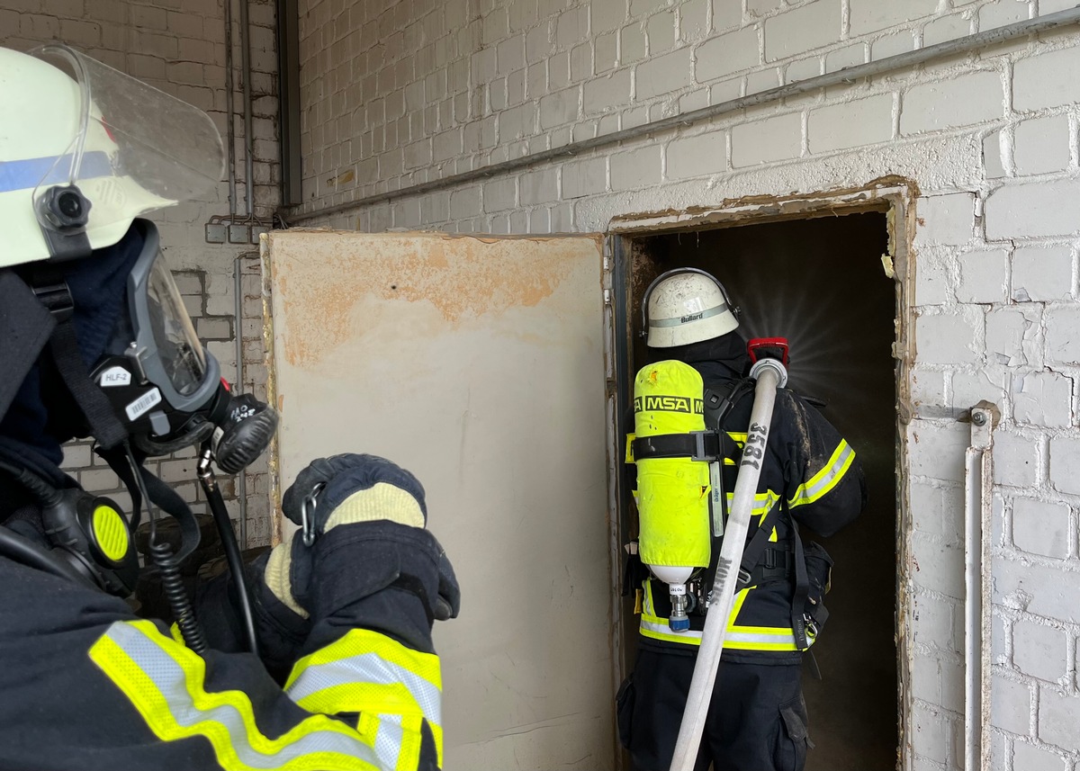 FW Moers: Schwelbrand in Siloanlage / Feuerwehr 4 Stunden im Einsatz