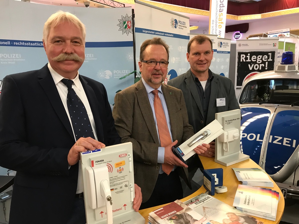 POL-WES: Rheinberg - Landrat Dr. Ansgar Müller besucht Polizeistand auf der Baumesse