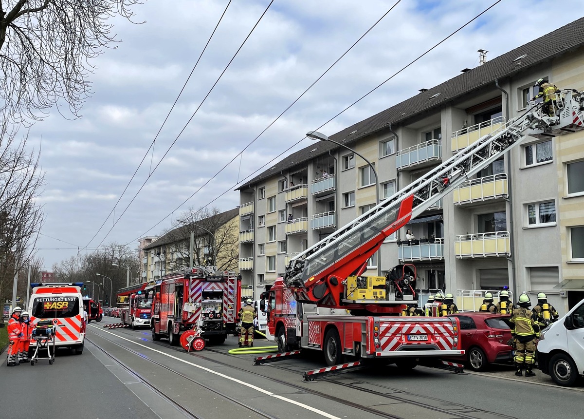 FW-E: Brand im Keller eines Mehrfamilienhauses - eine Person schwer verletzt