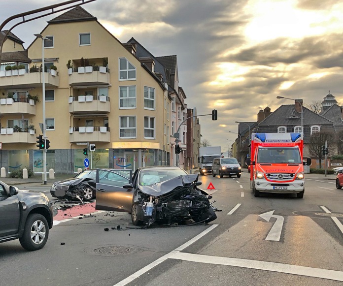 POL-ME: Hoher Sachschaden nach Verkehrsunfall - Hilden - 2101054