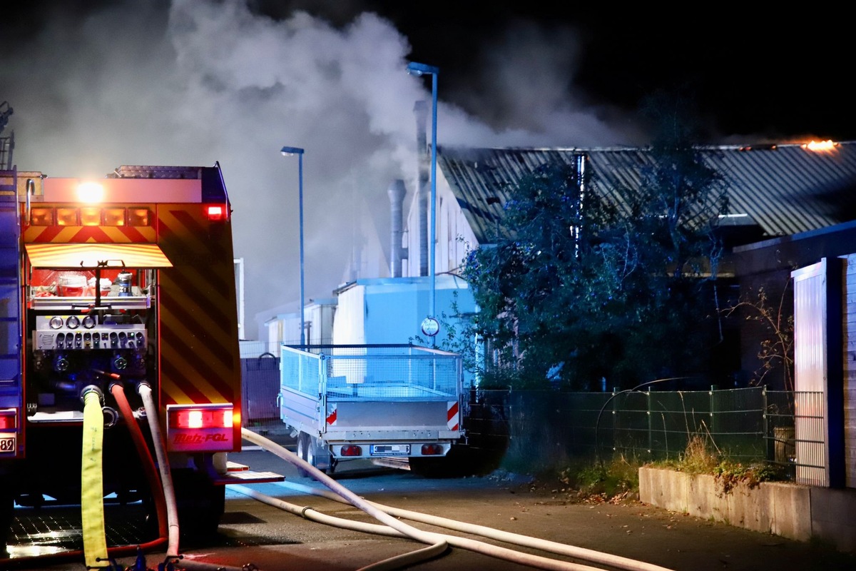 FW-SE: Feuer in einer Produktionshalle greift auf das Dach über