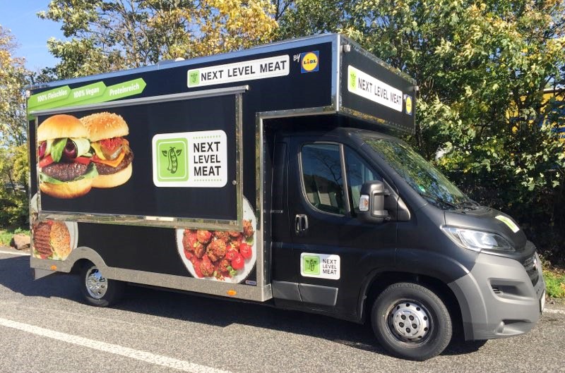 &quot;Next Level Meat&quot;-Roadshow: Lidl tourt mit veganen Produkten durch Deutschland / Kostenlose Verkostung von drei veganen &quot;Next Level Meat&quot;-Gerichten in 12 Städten (FOTO)