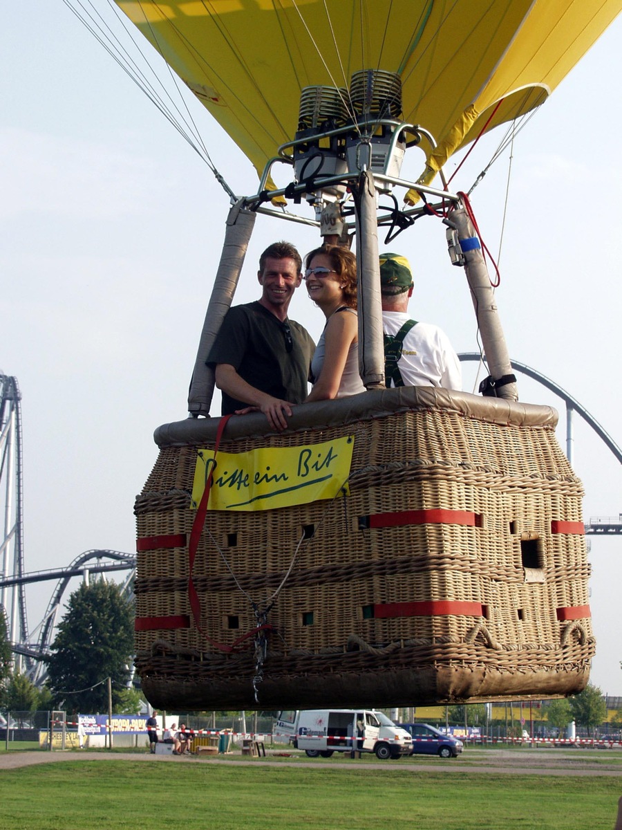 Da ließ er sich nicht zweimal Bit(t)en... / Fußball-Bundestrainer Skibbe im Heißluftballon über dem Europa-Park