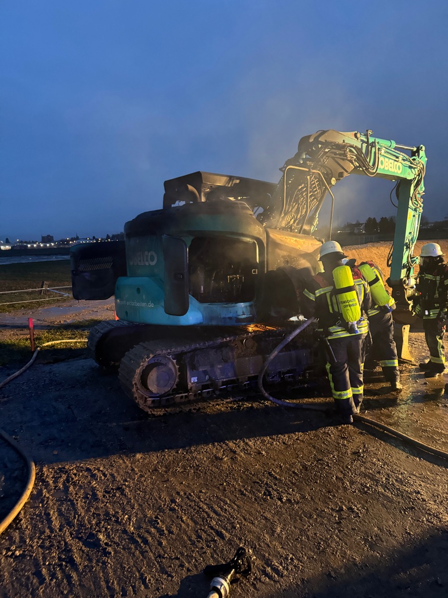 FW-OG: Kettenbagger brennt auf Baustelle