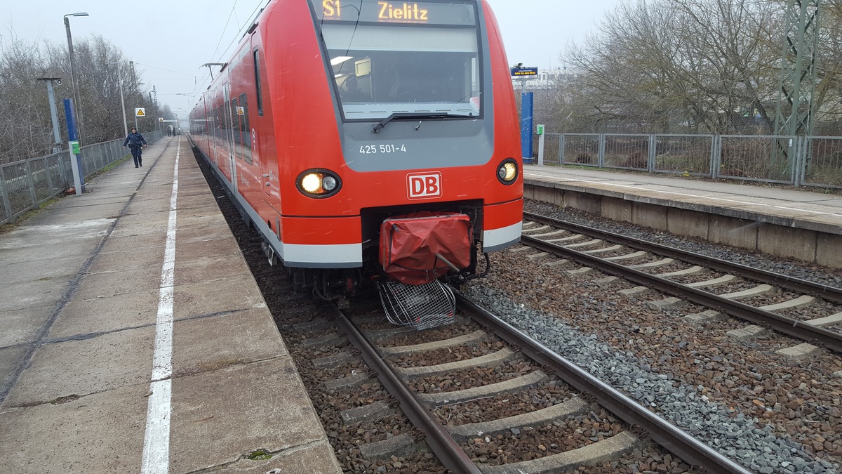 BPOLI MD: Kinder legen Feuer am Bahnhaltepunkt und werfen Einkaufswagen in die Gleise