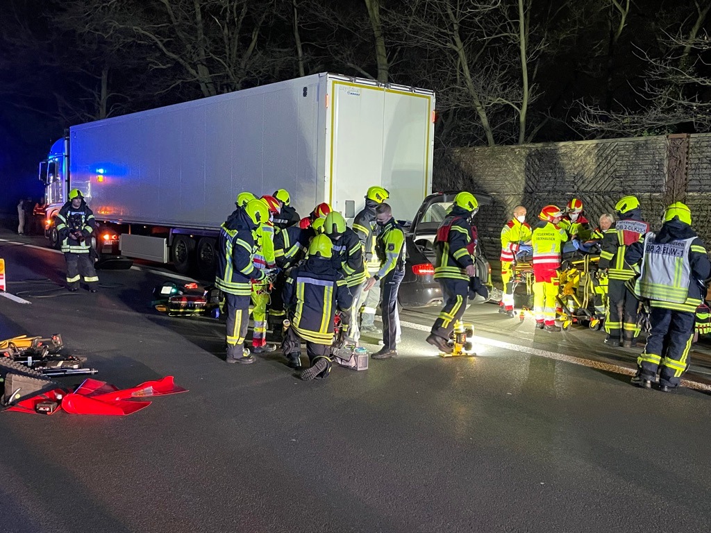 FW-OB: Abendlicher Verkehrsunfall auf der Bundesautobahn 3