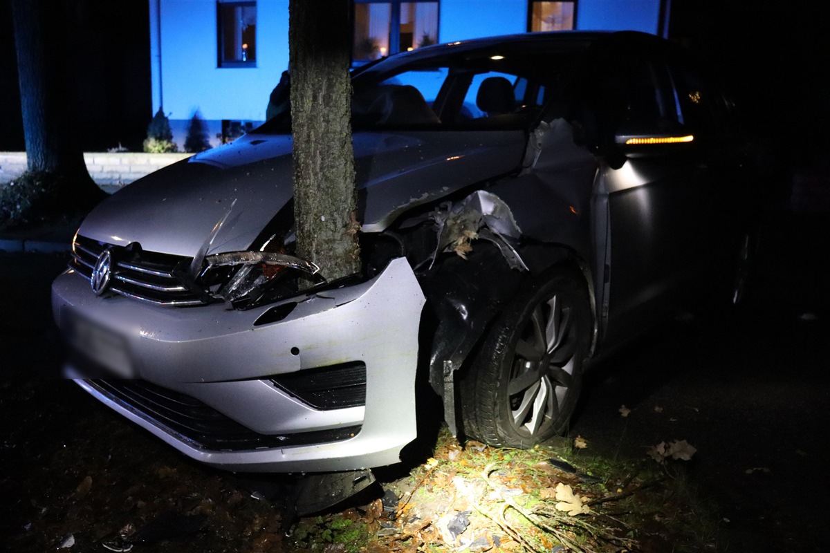 POL-HF: Verkehrsinsel übersehen- VW schleudert gegen Straßenbaum