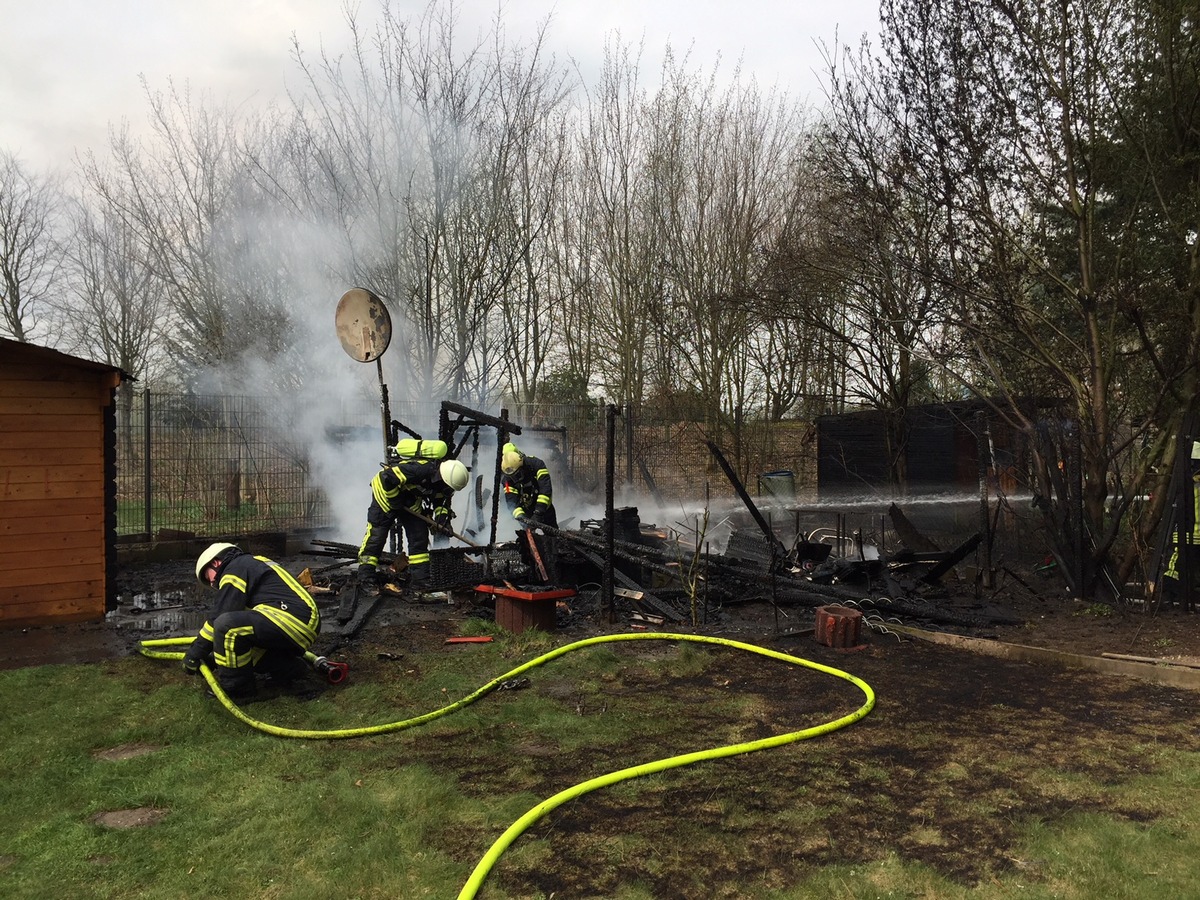 FW-MG: Brand einer Gartenhütte