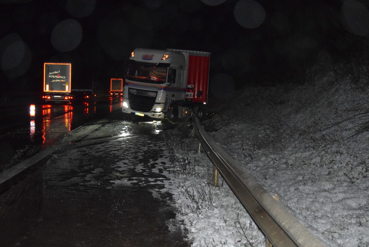 POL-DEL: Autobahnpolizei Ahlhorn: Sattelzug verunfallt auf winterglatter Fahrbahn bei Überholvorgang auf der Autobahn 1 im Bereich Cappeln +++ Sperrung der Richtungsfahrbahn Bremen eingerichtet