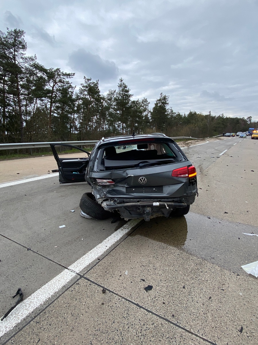 POL-PDKL: Folgenschwerer Fahrstreifenwechsel...2 Leichtverletzte...Hoher Sachschaden