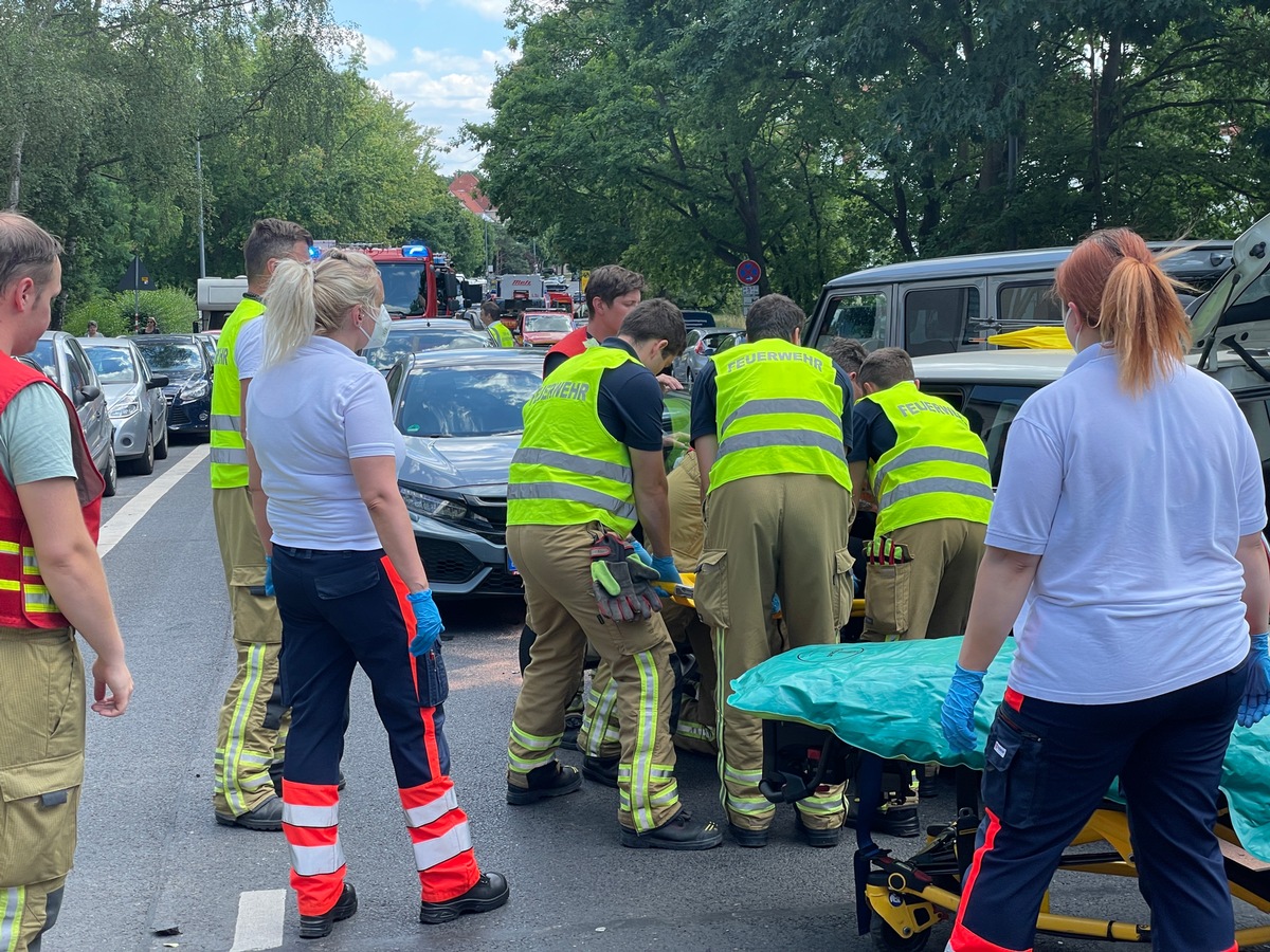 FW Dresden: Verkehrsunfall mit mehreren Fahrzeugen