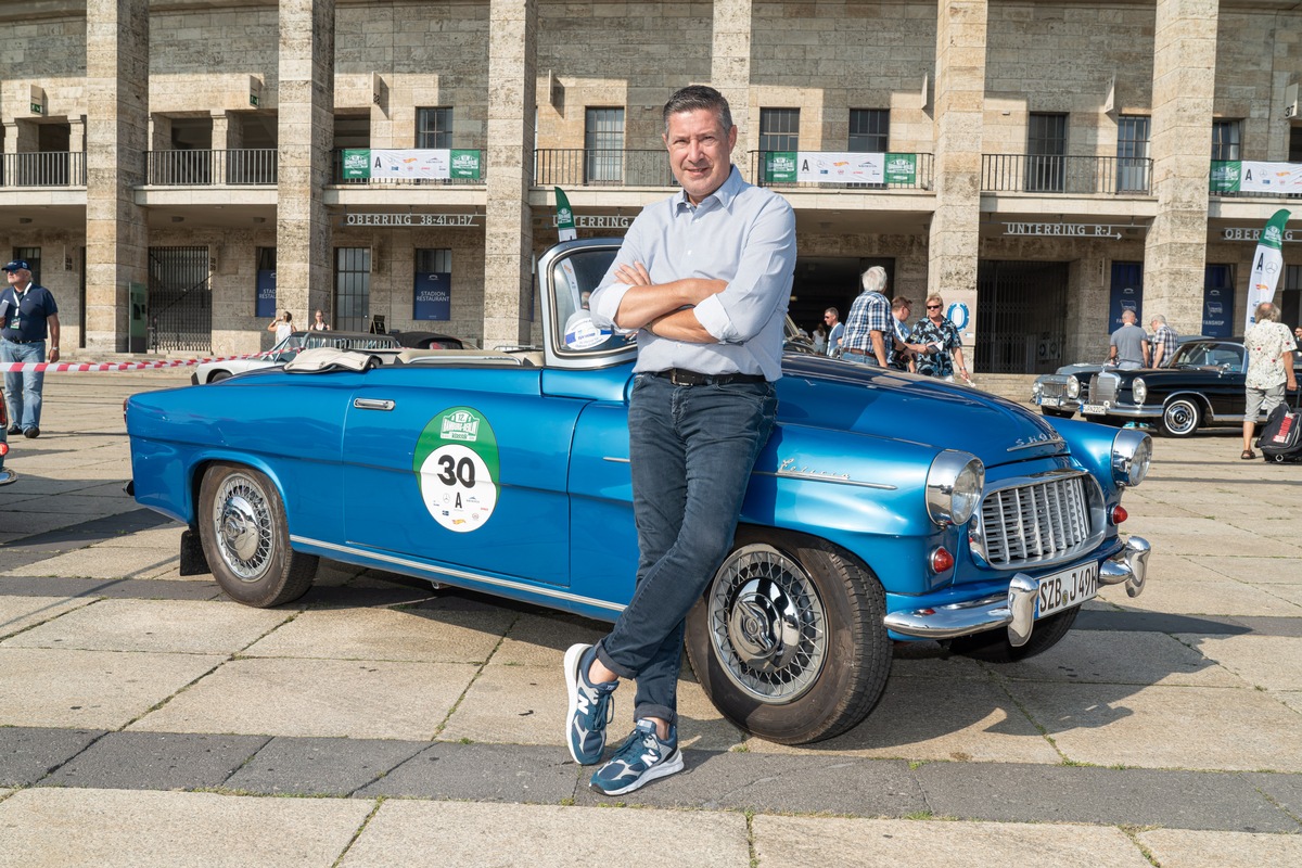 TV-Star und SKODA Testimonial Joachim Llambi genießt Oldtimer-Rallye im FELICIA Cabrio von 1960 (FOTO)