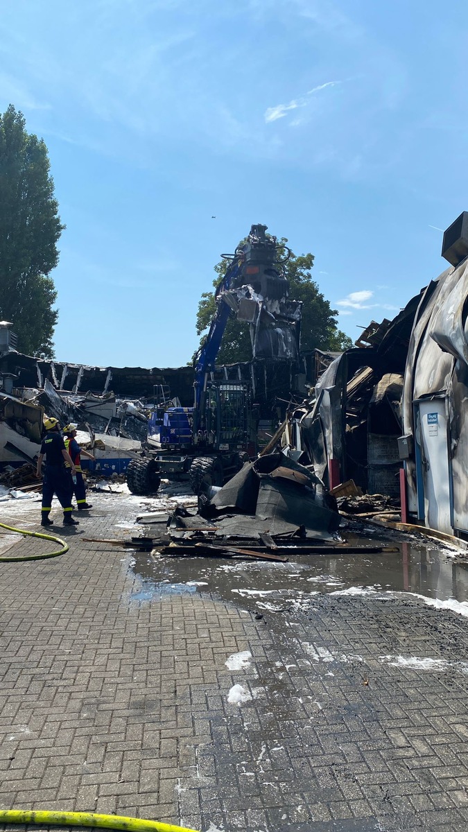 FW-HAAN: Fortschreibung: Großbrand in gewerblicher Halle