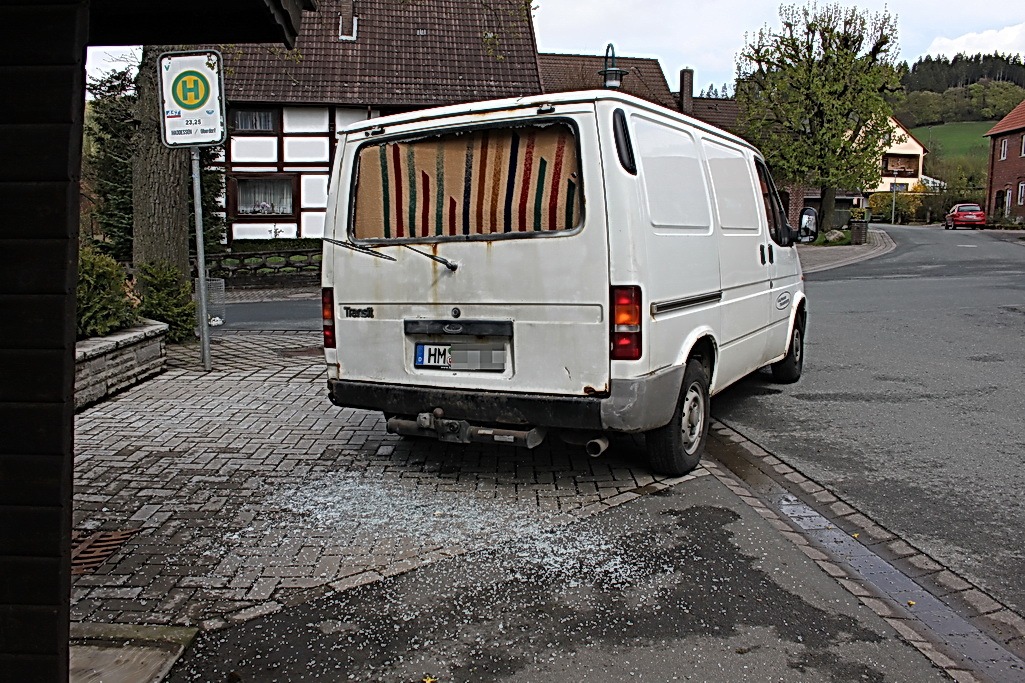 POL-HM: Presseinfo der Polizeistation Hessisch Oldendorf:  Transit prallt gegen Buswartehäuschen