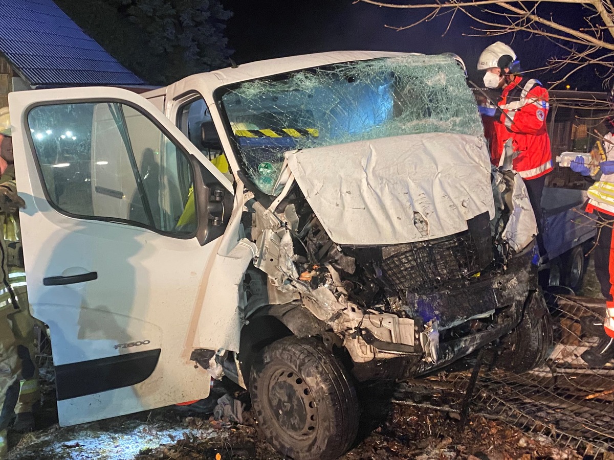 POL-KN: (Emmingen-Liptingen, B14 Schuhfranz, Lkr. Tuttlingen) Fahrer eines Kleintransporters bei Unfall schwer verletzt