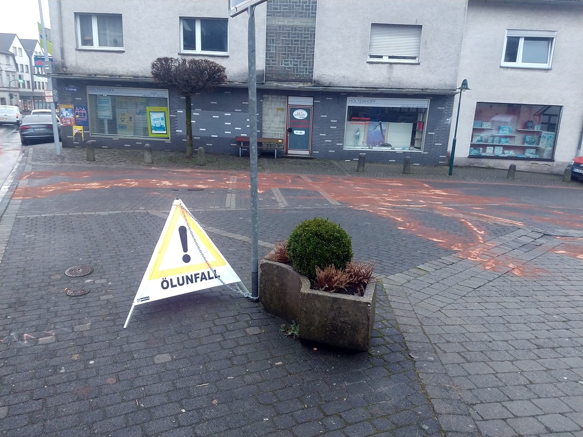 FW-EN: Ölspur zwischen der Straße Am Heider Kopf und Stadtzentrum Breckerfeld