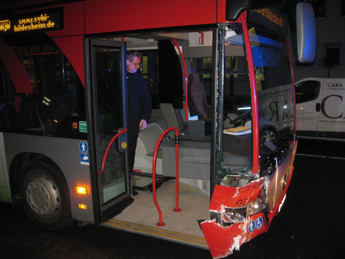 POL-HI: Abbiegeunfall zwischen Schulbus und Privat-Pkw endet glimpflich