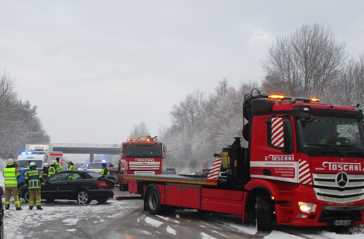 FW Bremerhaven: Verkehrsunfall mit drei Fahrzeugen - fünf verletzte Personen auf der Autobahn 27