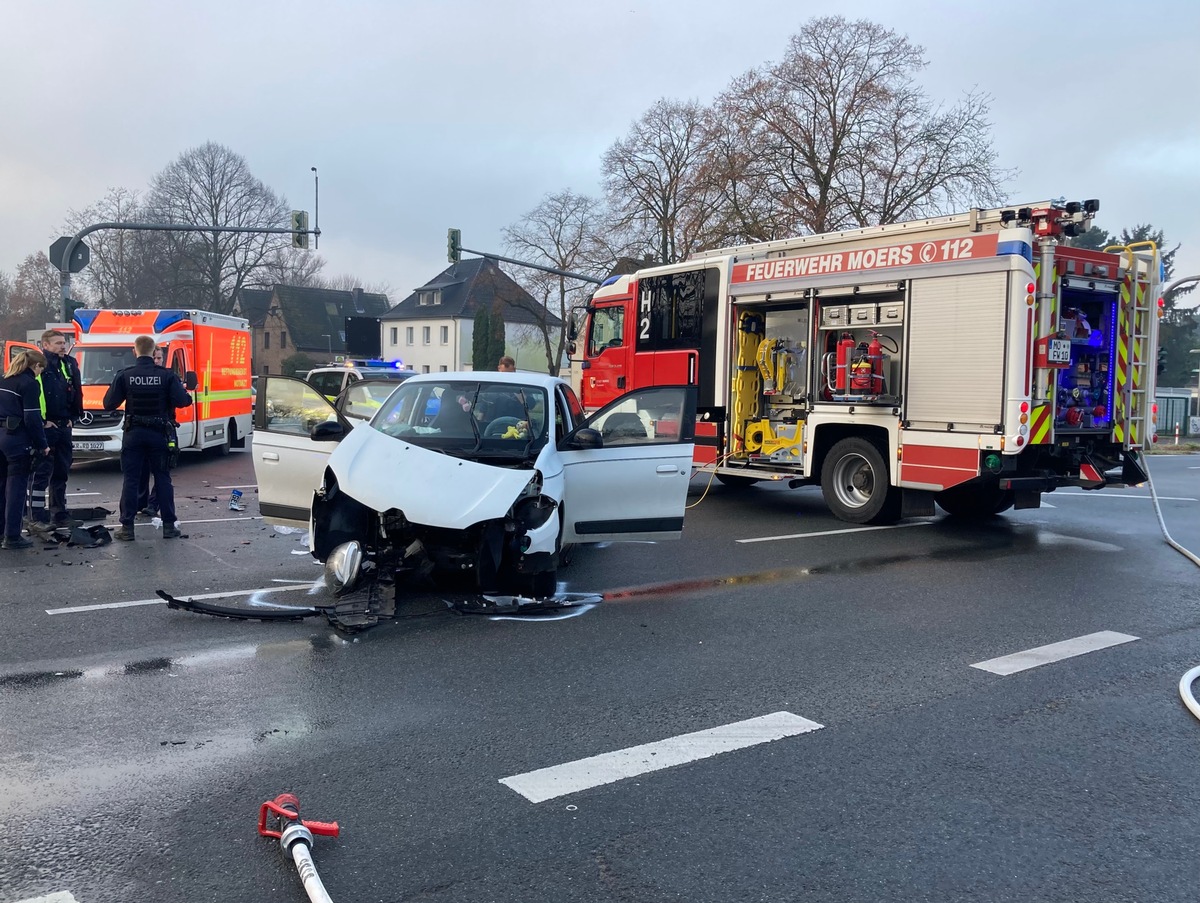 FW Moers: Schwerer Verkehrsunfall mit 2 Verletzten im Kreuzungsbereich