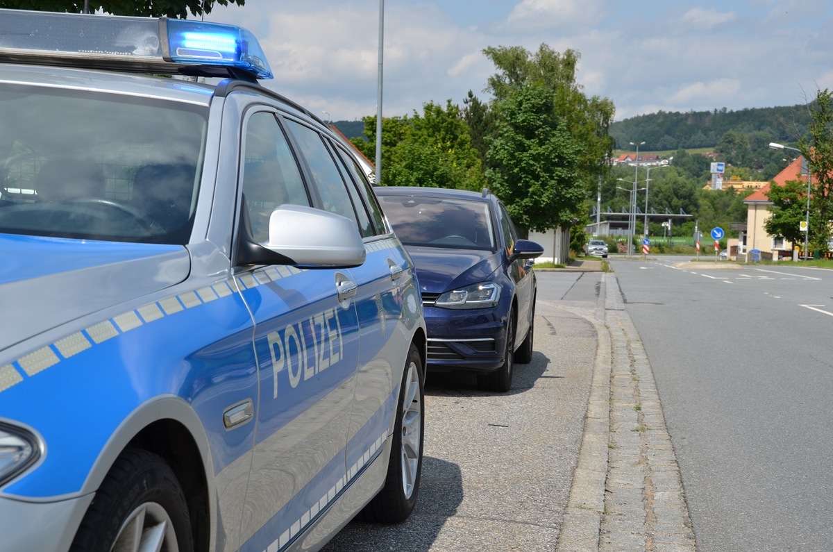 Bundespolizeidirektion München: Lebensgefährliche Einreise auf LKW-Achse