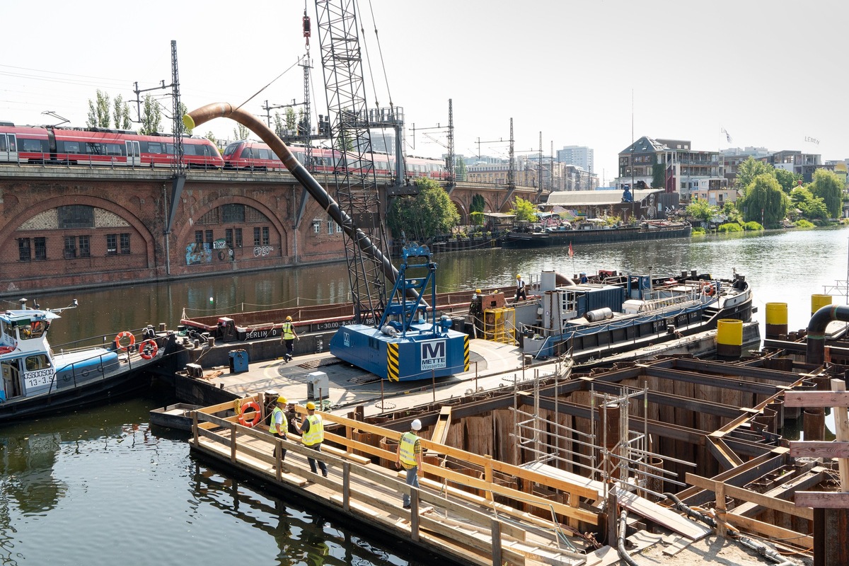 Neue Rohre auf dem Grund der Spree