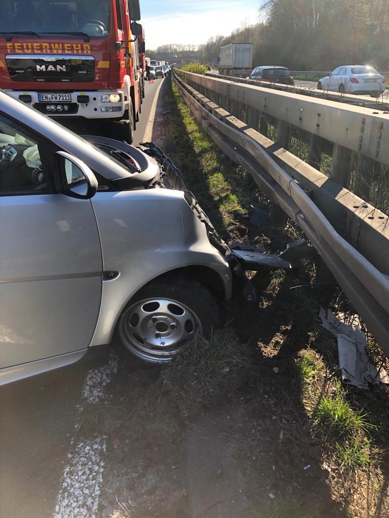 FW-EN: PKW Unfall auf Autobahn