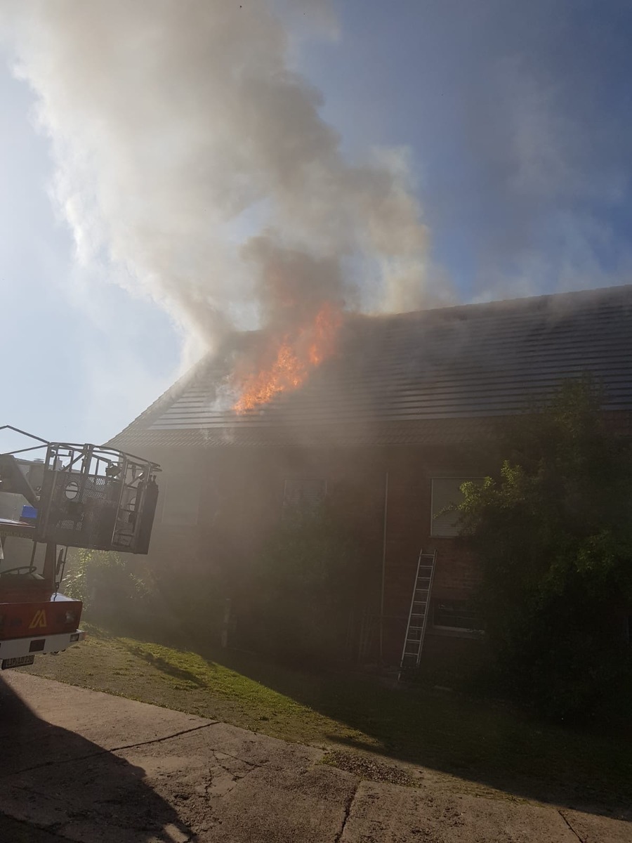 FW Lügde: Dachstuhlbrand beschäftigt Feuerwehr Lügde