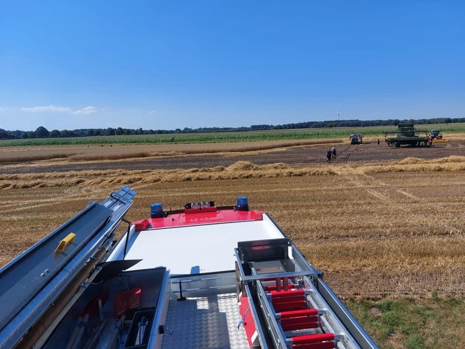 FW-LK Leer: Mähdrescher verursacht großen Flächenbrand