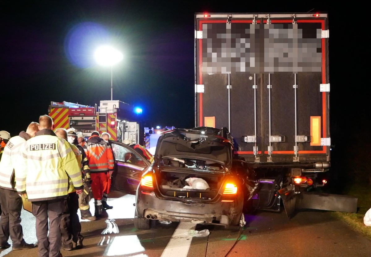 POL-ROW: ++ Vollsperrung der Hansalinie - Tödlicher Verkehrsunfall ++ Buswartehäuschen beschädigt ++ Illegale Müllentsorgung ++ Betrunken den Gang verwechselt - Unfall verursacht ++