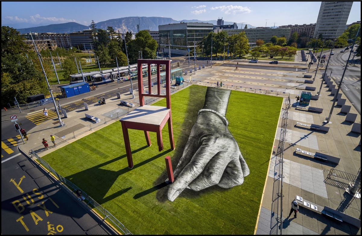 &quot; ALL OF US ! &quot;, l&#039;art contre les armes / Dévoilement de l&#039;oeuvre au pied de Broken Chair / Saype s&#039;unit à Handicap International et rejoint son combat contre le bombardement des civils dans le monde