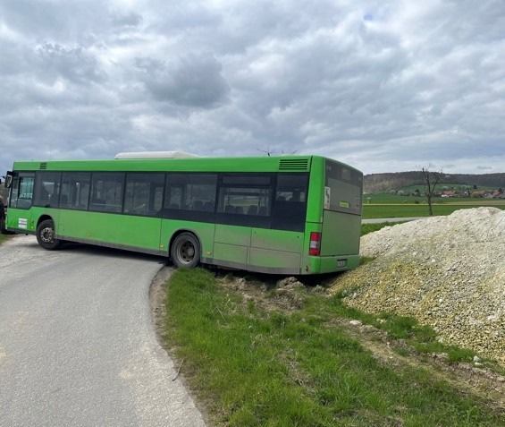 POL-HI: Busfahrer kommt dreimal nacheinander von Fahrbahn ab.