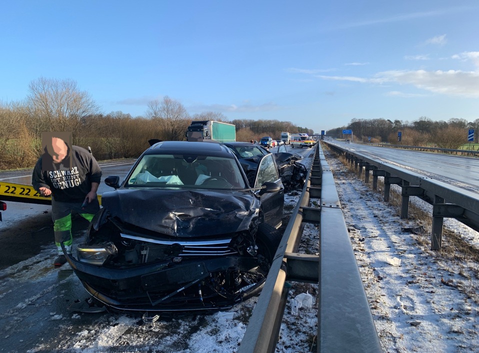 POL-ROW: ++ Zahlreiche Verkehrsunfälle und Verkehrsbehinderungen nach Hagelschauer auf der A1 ++